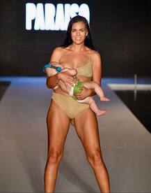 जब रैंप पर ब्रेस्टफीड करवाते हुए मॉडल ने किया कैटवॉक