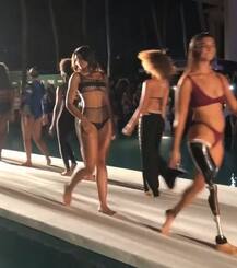 आर्टिफिशियल पैर को सबको दिखाते हुए इस मॉडल ने बिकनी में रैंप वॉक कर सबको चौंकाया