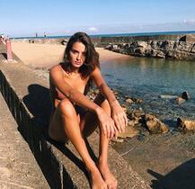 टॉपलेस तस्वीर से सोशल मीडिया पर खलबली मचा रही हैं ये फ्रेंच मॉडल