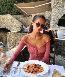 टॉपलेस तस्वीर से सोशल मीडिया पर खलबली मचा रही हैं ये फ्रेंच मॉडल