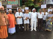 झांसी: स्लाटर हाउस के विरोध में पढ़ी गई हनुमान चालीसा