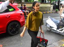 अकेले बांद्रा में दिखीं प्रेग्नेंट मीरा कपूर, कुछ दिनों पहले ही हुई है गोदभराई