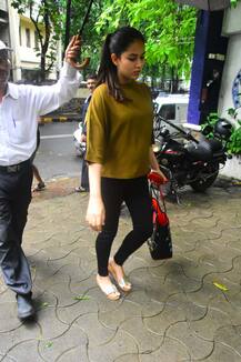 अकेले बांद्रा में दिखीं प्रेग्नेंट मीरा कपूर, कुछ दिनों पहले ही हुई है गोदभराई