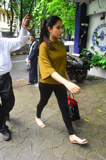 अकेले बांद्रा में दिखीं प्रेग्नेंट मीरा कपूर, कुछ दिनों पहले ही हुई है गोदभराई