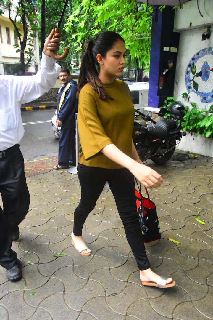 आज शाहिद कपूर की पत्नी मीरा को मुंबई के बांद्रा में स्पॉट किया गया. (Photo: Manav mangalani)