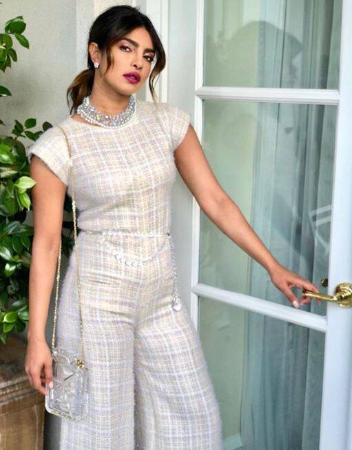 प्रियंका चोपड़ा बॉलीवुड से हॉलीवुड तक का सफर तय करने वाली चुनिंदा इंडियन एक्ट्रेस में शुमार हैं. प्रियंका चोपड़ा ने साल 2002 में मराठी फिल्म 'थमीजान' से अपने करियर की शुरुआत की और फिर 2003 में हिन्दी फिल्म 'द हीरो' में नजर आईं थी. इसके बाद प्रियंका के करियर का ग्राफ लगातार बढ़ाता चला गया. (तस्वीर-इंस्टाग्राम)