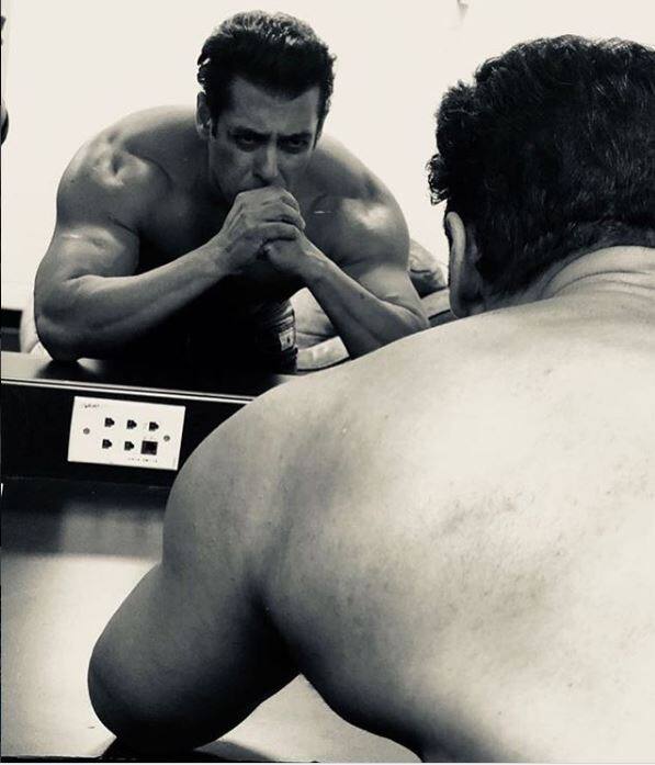 सोमवार को जारी इस लिस्ट 50 साल के अक्षय और 52 साल के सलमान के अलावा कोई और जगह नहीं बना पाया है. लिस्ट में अक्षय का 76वां और सलमान का 82वां स्थान है. लिस्ट में एथलीट, संगीतकार, अभिनेता और कॉमेडियन के नाम शामिल हैं. (तस्वीर: इंस्टाग्राम)