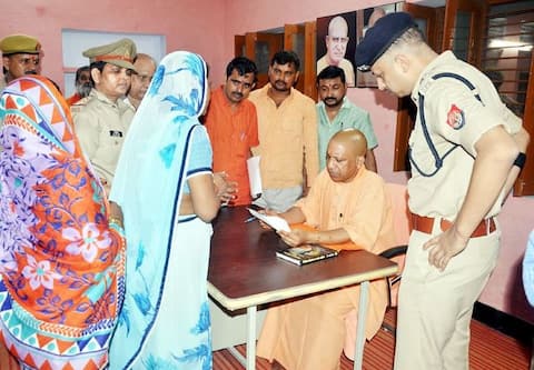 नौकरशाही पर सख्त हुई योगी सरकार लेकिन कई चुनौतियां अभी भी हैं सामने नौकरशाही पर सख्त हुई योगी सरकार लेकिन कई चुनौतियां अभी भी हैं सामने