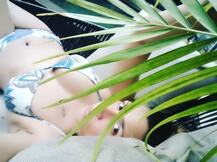 पत्तियों के पीछे बिकिनी बॉडी फ्लॉन्ट कर रही हैं यह टीवी अभिनेत्री, मशहूर सीरियल में निभाया है \'मां\' का किरदार