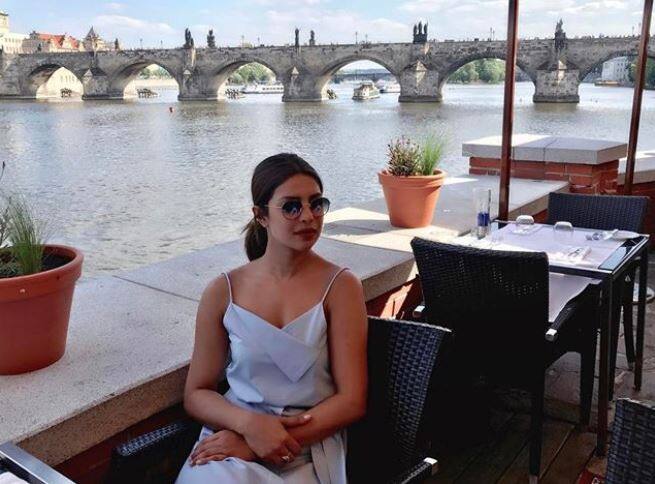 इस बीच आपको बता दें कि प्रियांका चोपड़ा के परिवार को फिल्मी दुनिया से कोई नाता नहीं रहा है. प्रियंका के माता-पिता सेना में डॉक्टर थे. इसलिए प्रियंका का बचपन भी देश के कई शहरों में गुजरा है. दिलचस्प बात ये है कि अब उनका ऑफिशियल पता अमेरिका के न्यूयॉर्क का है. (तस्वीर-इंस्टाग्राम)