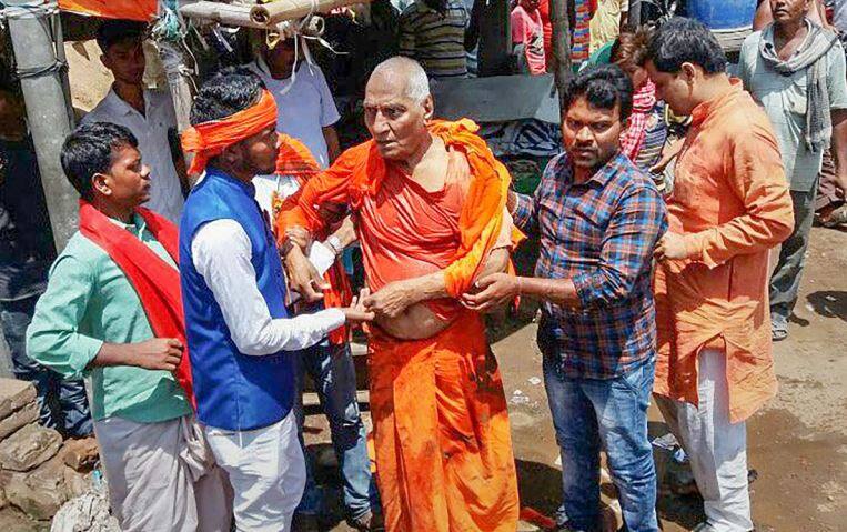 मॉब लिंचिंग: स्वामी अग्निवेश की पिटाई के बाद राहुल ने पूछा- मैं कौन हूं? विपक्ष का संसद में हंगामा Swami Agnivesh attack Case: Rahul Attacks Modi government Lok Sabha, Opposition MP raise slogans in Lok Sabha over mob lynching मॉब लिंचिंग: स्वामी अग्निवेश की पिटाई के बाद राहुल ने पूछा- मैं कौन हूं? विपक्ष का संसद में हंगामा