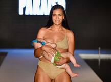 VIDEO: मॉडल ने रैंप पर बेटी को कराई थी ब्रेस्ट फीडिंग, अब सोशल मीडिया पर छिड़ी बहस