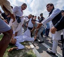 आगरा-लखनऊ एक्सप्रेस-वे पर हुआ हादसा, अखिलेश ने अपने काफिले की गाड़ी से घायलों को पहुंचाया अस्पताल