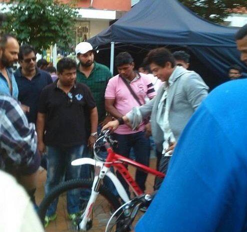 शाहरूख खान की भी सोशल मीडिया पर साइकिल के साथ तस्वीरें हैं. फोटोः ट्विटर