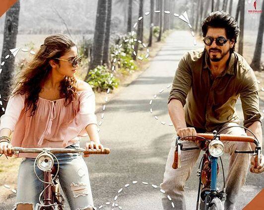डियर जिंदगी में आलिया भट्ट और शाहरूख खान साइकिल पर दिखें. फोटोः इंस्टाग्राम