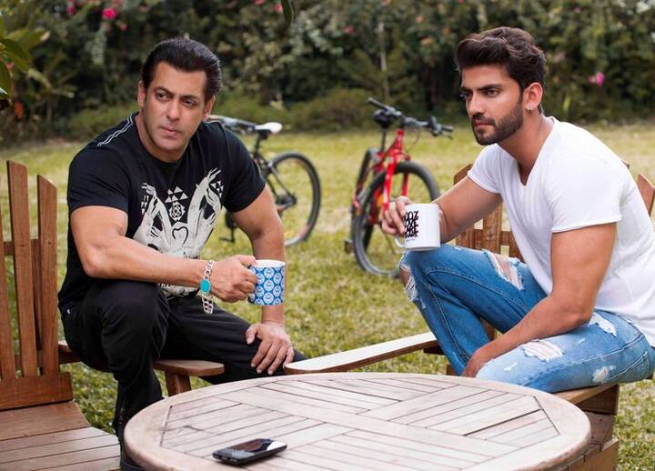 सलमान खान ने बैकग्राउंड में साइकिल रखे हुए भी अपनी एक तस्वीर सोशल मीडिया पर पोस्ट की थी. फोटोः ट्विटर