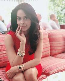 कभी बिकिनी तो कभी ब्रालेस तस्वीरों से इंस्टा पर आग लगा रही है मल्लिका सहरावत, खुद ही देख लीजिए तस्वीरें