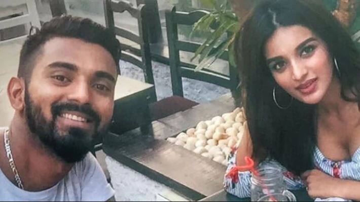 बॉलीवुड अभिनेत्री निधी अग्रवाल और इंडियन क्रिकेट टीम के बल्लेबाज़ काफी दिनों से डेटिंग की खबरों को लेकर चर्चा में थे. लेकिन जब अफवाहों ने ज़ोर पकड़ा तो निधी और राहुल ने अपने रिश्तों को लेकर सफाई भी दे दी थी. (तस्वीर: इंस्टाग्राम)