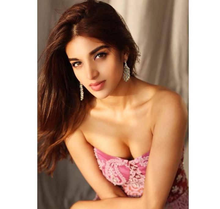 अपने दोस्ती और कथित अफेयर पर बात करते हुए निधि ने कहा, “मैं और राहुल एक दूसरे को बहुत पहले से जानते हैं. हमारी जान पहचान उस वक्त से है जब न तो राहुल क्रिकेटर थे और न ही मैं एक्ट्रेस. टीनएज के दिनों से हम एक दूसरे को जानते हैं, हालांकि हम दोनों एक ही कॉलेज में नहीं पढ़े, लेकिन दोस्ती पुरानी है.' (तस्वीर: इंस्टाग्राम)