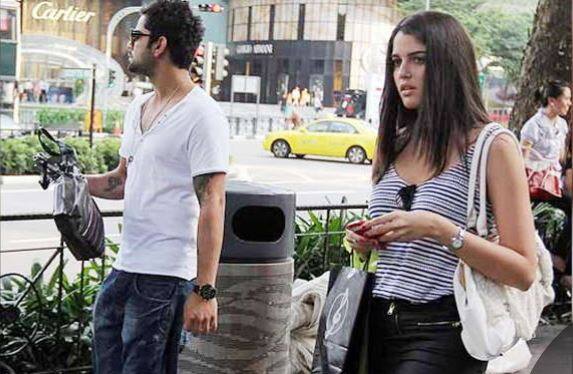 विराट के साथ इजाबेल की ये तस्वीर भी सामने आई थी जिसमें ये दोनों सिंगापुर में शॉपिंग करते दिखे थे.