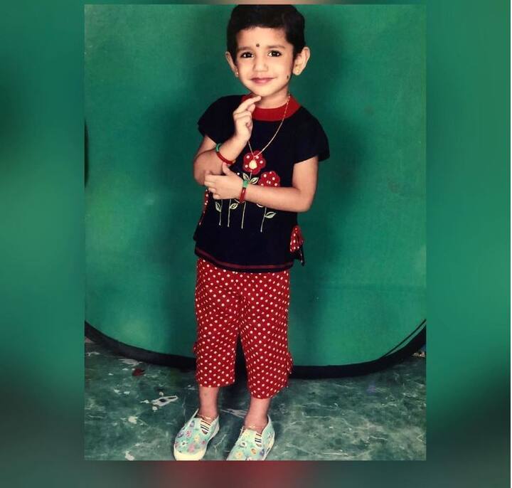 आपको बता दें कि प्रिया ने अपने बचपन की इस तस्वीर को करीब 22 घंटे पहले शेयर किया है और इतने कम वक्त में ही तस्वीर को 2 लाख 72 हज़ार से ज़्यादा लाइक्स मिल चुके हैं. बचपन की तस्वीर में प्रिया काफी क्यूट नज़र आ रही हैं. (तस्वीर: इंस्टाग्राम)