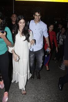 \'धड़क\' का प्रमोशन कर मुंबई वापस लौटे ईशान और जाह्वनी कपूर, एयरपोर्ट पर पैपराजी के साथ की मस्ती