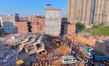 नोएडा बिल्डिंग हादसा: अबतक 9 लोगों की मौत, ग्रेटर नोएडा अथॉरिटी प्रोजेक्ट मैनेजर समेत 3 अफसर सस्पेंड