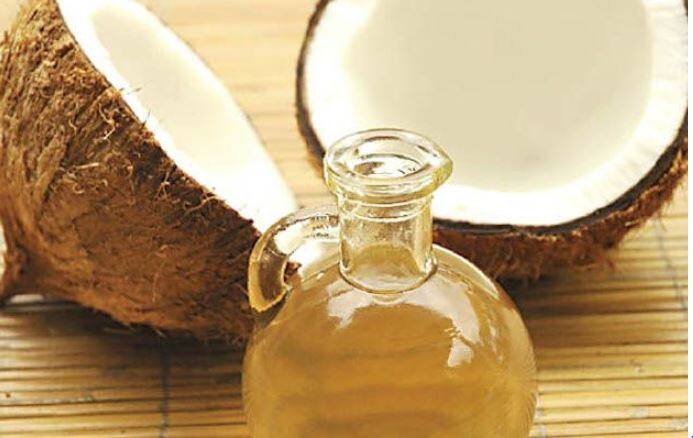  इस प्रकार, मुख्य रूप से मीडियम चेन फैटी एसिड युक्त नारियल का तेल वजन घटाने में मददगार साबित होता है. नारियल तेल लॉरिक एसिड और कैप्रिक एसिड की तरह एंटीमाइक्रोबियल लिपिड का एक समृद्ध स्रोत होता है, जो एंटीफंगल होते हैं. (तस्वीर-गूगल फ्री इमेज)