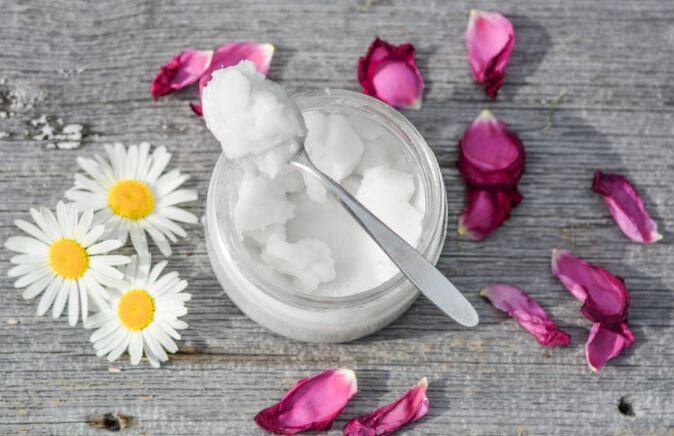  आयुर्वेद में सुजन के कारण नारियल तेल का इस्तेमाल गठिया, जोड़ों के दर्द को कम करने के लिए किया जाता है .यह हड्डियों में कैल्शियम और मैग्नीशियम ऑब्जर्व करने की क्षमता में सुधार करता है. (तस्वीर-गूगल फ्री इमेज)