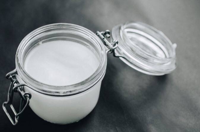 नारियल तेल को मुंह में करीब 20 मिनट तक रखने के बाद थूक देने से मुंह के कीटाणु और मसूड़ों की समस्याएं दूर होती है.स्वस्थ मसूड़ों के लिए सप्ताह में कम से कम तीन बार ऐसा करें. (तस्वीर-गूगल फ्री इमेज)