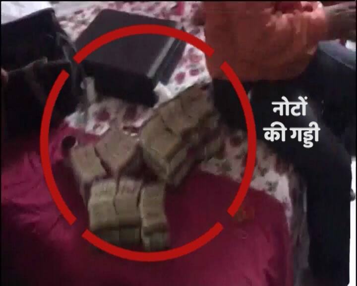 रस्तोगी परिवार का ईंट भट्ठा और रियल एस्टेट का भी कारोबार है. इनकम टैक्स विभाग को इनके कारोबार से जुड़ी कई शिकायतें मिली थी. जिसके बाद छह टीमें बना कर आयकर अधिकारियों ने रस्तोगी परिवार के आठ ठिकानों पर छापेमारी शुरू कर दी.