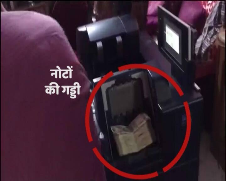 दो किलो सोने का गंगनी भी मिला. सोने के बिस्कुट हॉलमार्क से प्रमाणित थे. यानी सोने की शुद्धता 99.9 प्रतिशत थी. संजय रस्तोगी के घर से क़रीब 12 किलो सोना ज़ब्त किया गया. कारोबारी सोने ख़रीदने का कोई बिल नहीं दिखा पाए जिसके बाद इनकम टैक्स अफ़सरों ने 31 करोड़ रूपये क़ीमत के सोने के बिस्कुट और गहने ज़ब्त कर लिए.