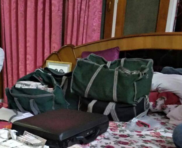 दो दिनों तक कोना कोना छान लिया गया. इनकम टैक्स के डिप्टी कमिश्नर जयनाथ वर्मा ने बताया कि क़रीब सौ किलो सोना और दस करोड़ रूपये नक़द मिले. अभी कई लॉकरों के बारे में भी पता चला है, जिसकी जांच होगी.