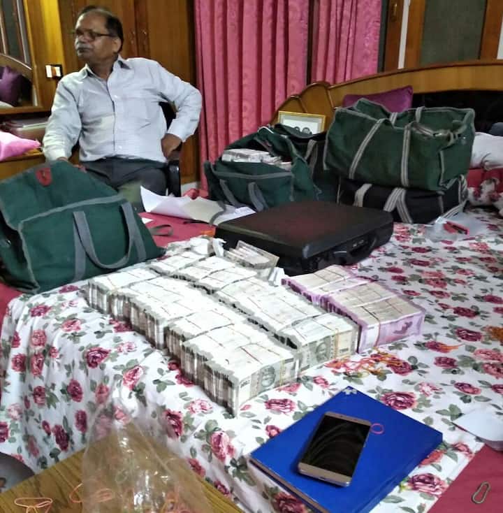 कन्हैया लाल रस्तोगी और उनके छोटे भाई संजय ‘रस्तोगी एंड संस’ के नाम से हवाला और सर्राफ़ का कारोबार करते हैं. कन्हैया की पत्नी अनीता और उनके दोनों बेटे उमंग और तरंग रस्तोगी भी इस कंपनी में डायरेक्टर हैं.