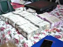 तस्वीरें: IT रेड में 100 किलो सोना और 10 करोड़ कैश बरामद, मंगलवार को शुरू हुई थी छापेमारी