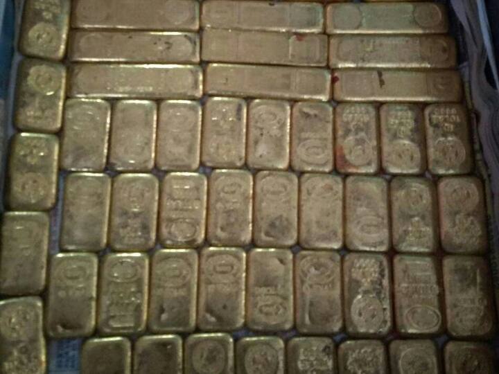 आयकर विभाग ने रस्तोगी परिवार से जुड़े कुछ कारोबारियों और कर्मचारियों की भी लिस्ट बनाई है. आगे इनकी भी जांच होगी. इनकम टैक्स वालों की मानें तो रस्तोगी परिवार का कारोबार मुंबई तक फैला हुआ है. एक टीम वहां जाकर भी छानबीन करेगी. रस्तोगी परिवार के ठिकानों से ज़मीन और प्रापर्टी के भी काग़ज़ात मिले हैं.