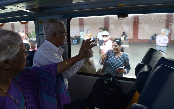 खिड़कियों की बात करें तो इस ट्रेन की खिड़कियों में ऐसे पर्दे लगाए गए हैं जो कि बटन की मदद से ऑटोमेटिक तरीके से खुलेंगे और बंद होंगे. फोटोः एएफपी 