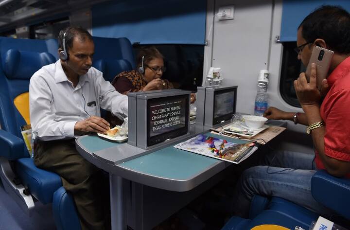 खानपान के लिए लोगों के लिए अधिक स्पेस बनाया गया है जबकि पहले वाली ट्रेन में ये स्पेस थोड़ा कम था. फोटोः एएफपी 