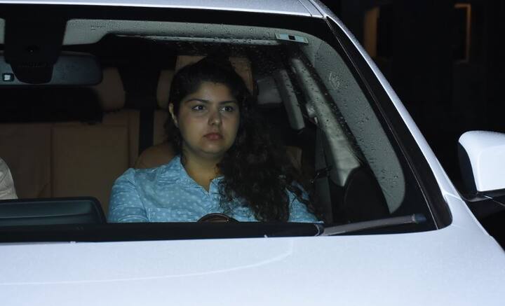 फिल्म देखने के लिए जाह्नवी की बड़ी बहन अंशुला कपूर भी पहुंची. हाल ही में एक इंटरव्यू में जाह्नवी ने कहा था कि अंशुला उन लोगों में से एक हैं जिनकी राय उनके लिए खासा मायने रखती है.