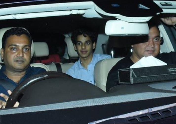 वर्ष 2016 मराठी फिल्म 'सैराट' के रीमेक से करियर की शुरुआत कर रहीं जाह्न्वी की फिल्म की स्क्रीनिंग में उनके पिता बोनी कपूर और छोटी बहन खुशी कपूर दोनों शामिल हुए.