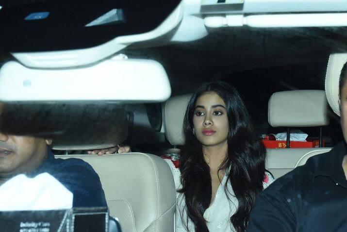 मुंबई में 'धड़क' की स्पेशल स्क्रीनिंग में कई बॉलीवुड हस्तियां पहुंची. फिल्म की स्क्रीनिंग के दौरान ईशान खट्टर और जाह्न्वी कपूर के परिवार वालों के साथ रेखा और माधुरी दीक्षित भी मौजूद थीं.