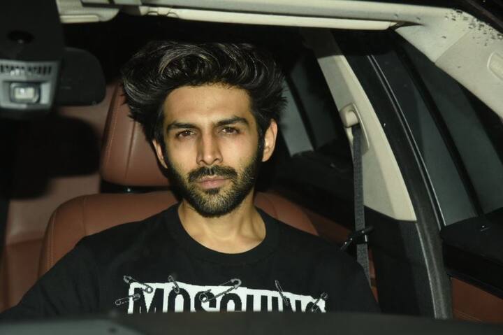 फिल्म स्क्रीनिंग में कार्तिक आर्यन ,नेहा कक्कड़, डीनो मोरिया, डेविड धवन, सोनाक्षी सिन्हा भी पहुंचे. 'धड़क' निर्देशक शशांक खेतान के साथ निर्माता करण जौहर भी इसमें शामिल हुए. फिल्म 20 जुलाई को रिलीज होगी. (सभी तस्वीरें - मानव मंगलानी)