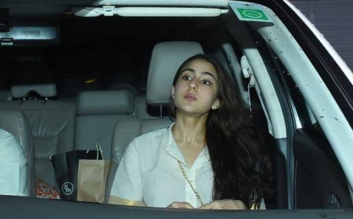 फिल्म की स्क्रीनिंग पर सारा अली खान भी पहुंची थी. बता दें कि सारा और जाह्नवी वैसे तो काफी अच्छी दोस्त हैं , लेकिन इंडस्ट्री में एक दूसरे कम्पिटीशन के तौर पर देखा जाता है.