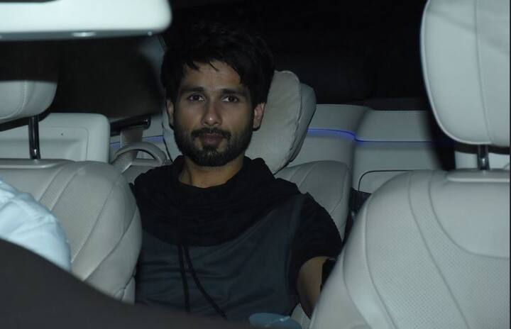 वहीं ईशान के परिवार से उनके माता-पिता नीलिमा अजीम और राजेश खट्टर, उनके सौतेले भाई अभिनेता शाहिद कपूर और उनकी पत्नी मीरा राजपूत भी पहुंची.