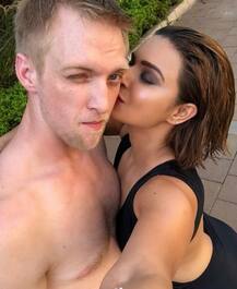 किसिंग रिकॉर्ड बनाने की होड़ में इस एक्ट्रेस ने लगाई थी किसिंग फोटो की भरमार, अब सबसे पहली \'किस\' की तस्वीर की शेयर