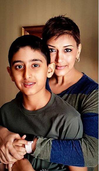 अब सोनाली बेंद्रे ने एक और फोटो पोस्ट की है जिसमें अपने बेटे के साथ हैं. इस फोटो में सोनाली के बाल और भी छोटे नजर आ रहे हैं. फोटोः इंस्टाग्राम