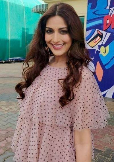  आपको बता दें, कैंसर के ट्रीटमेंट के दौरान मरीज को कीमोथेरेपी दी जाती है जिसके बाद मरीज के बालों को सबसे पहले नुकसान होता है और मरीज एकदम गंजा हो जाता है. शायद यही कारण है कि सोनाली बेंद्रे खुद ही अपने बाल धीरे-धीरे कटवा रही हैं. फोटोः इंस्टाग्राम