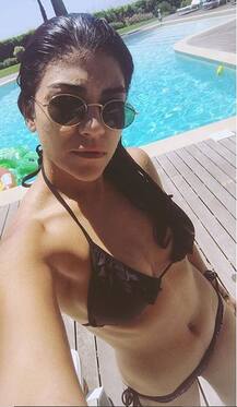 मशहूर टीवी सेलिब्रिटी ऐसे Hot अंदाज़ में नजर आईं कि मचल उठा इंटरनेट