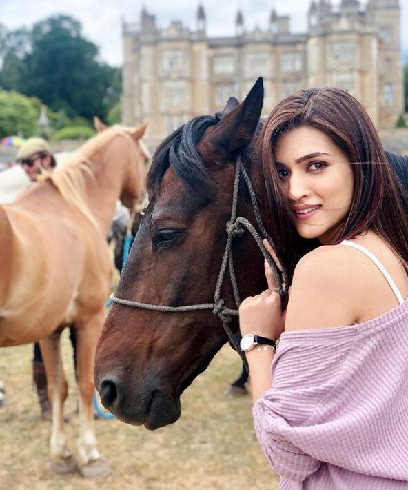 एक्ट्रेस कृति सेनन अक्सर अपनी तस्वीरों के लेकर सोशल मीडिया की सुर्खियों में बनी रहती हैं. इस कड़ी में उन्होंने अपनी एक और ताजा तस्वीर शेयर की है. इस तस्वीर में कृति एक घोड़े के साथ नजर आ रही हैं. (तस्वीर-इंस्टाग्राम) 
