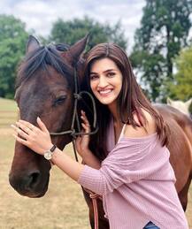 एक्ट्रेस कृति सेनन ने अपने इस फेवरेट दोस्त के साथ शेयर की तस्वीर, देखकर आप भी हो जाएंगे हैरान